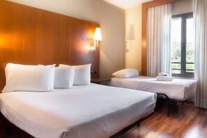 Triple Room | Minibar, in-room safe, laptop workspace, soundproofing