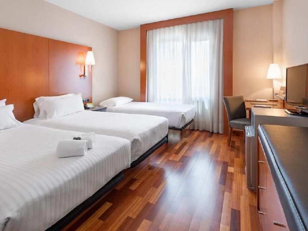 Minibar, in-room safe, laptop workspace, soundproofing