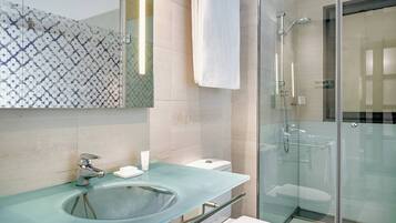 Superior-huone, 1 suuri parisänky, tupakointi kielletty | Kylpyhuone | Suihku, hiustenkuivaaja, bidee, pyyhkeet