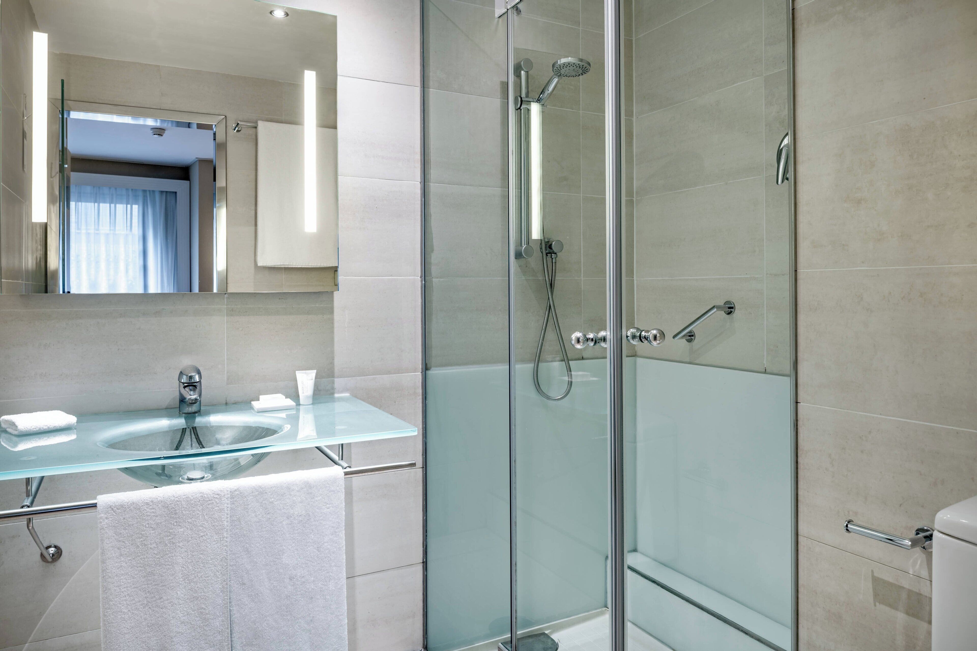 standard room, 1 queen bed, non smoking | bathroom | shower, hair dryer, bidet, towels