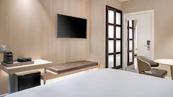 Superior kamer, 1 kingsize bed, niet-roken | Een minibar, een kluis op de kamer, een bureau, verduisterende gordijnen