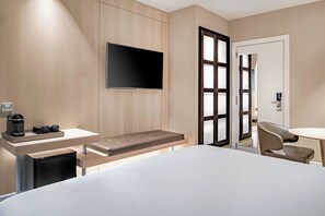 Superior Room, 1 King Bed, Non Smoking | Minibar, in-room safe, desk, blackout drapes