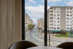 Standard Room, 1 Queen Bed, Non Smoking | 1 bedroom, minibar, in-room safe, desk