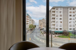 Standard Room, 1 Queen Bed, Non Smoking | Minibar, in-room safe, desk, laptop workspace