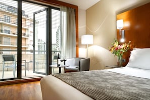 Minibar, in-room safe, desk, laptop workspace - Eurostars Lisboa Parque (Lisbon)