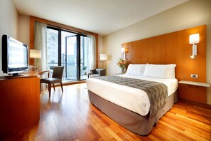 ミニバー、セーフティボックス (室内)、デスク、ノートパソコン用作業スペース