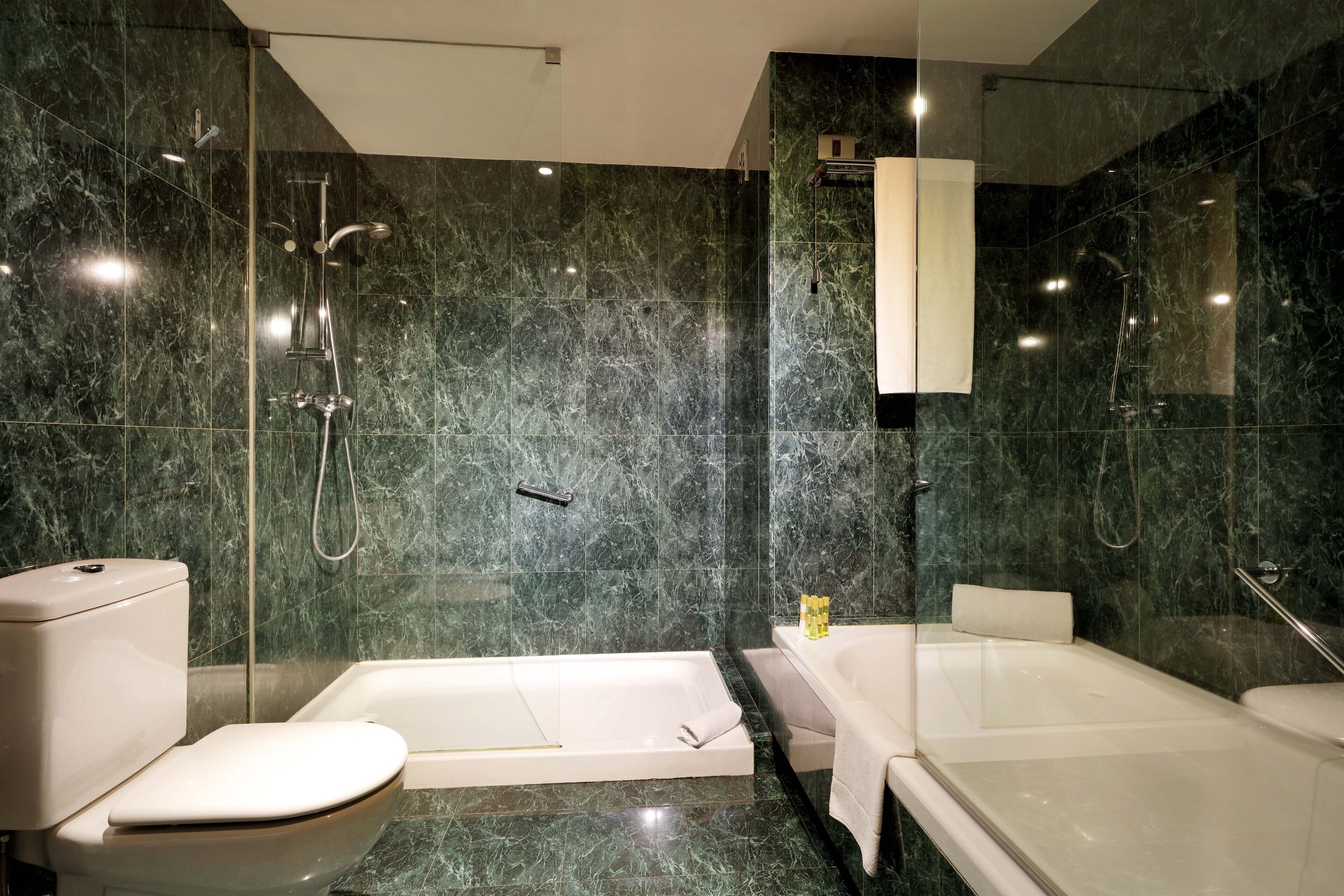 combined shower/bathtub, eco-friendly toiletries, hair dryer, towels
