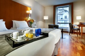 Doppelzimmer | Minibar, Zimmersafe, Schreibtisch, laptopgeeigneter Arbeitsplatz