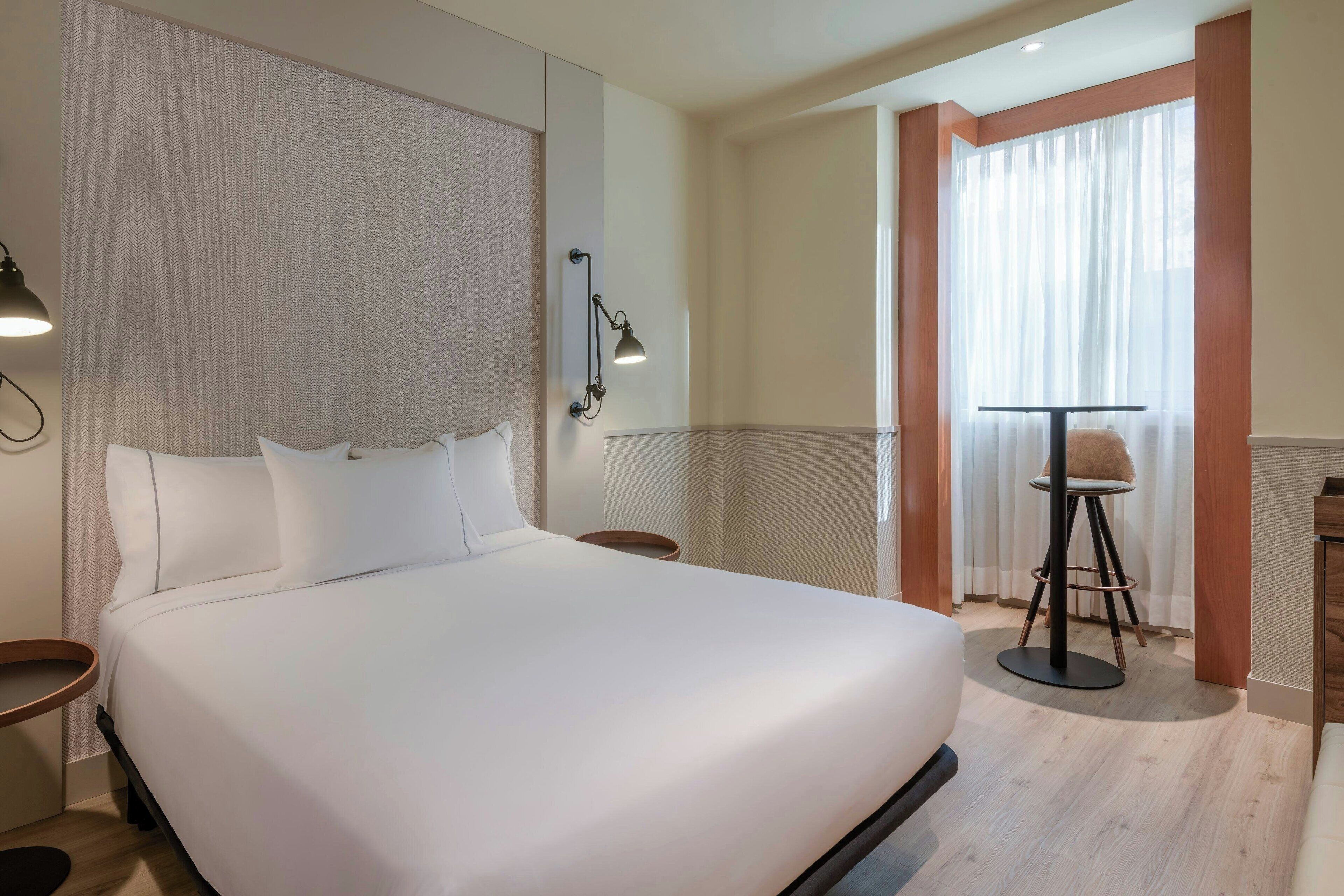 standard room, 1 queen bed, non smoking | minibar, in-room safe, free wifi, bed sheets