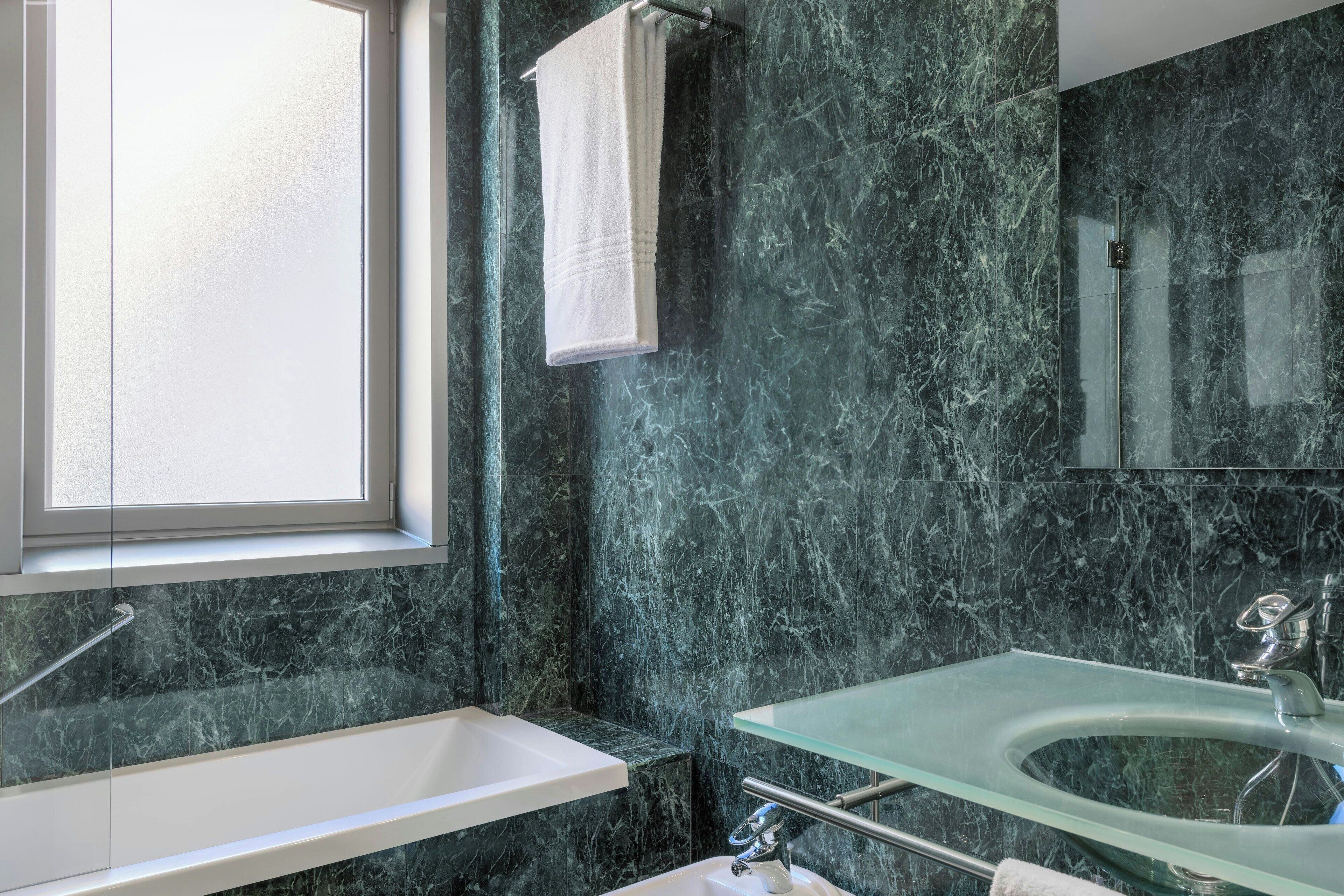 minibar, in-room safe, free wifi, bed sheets