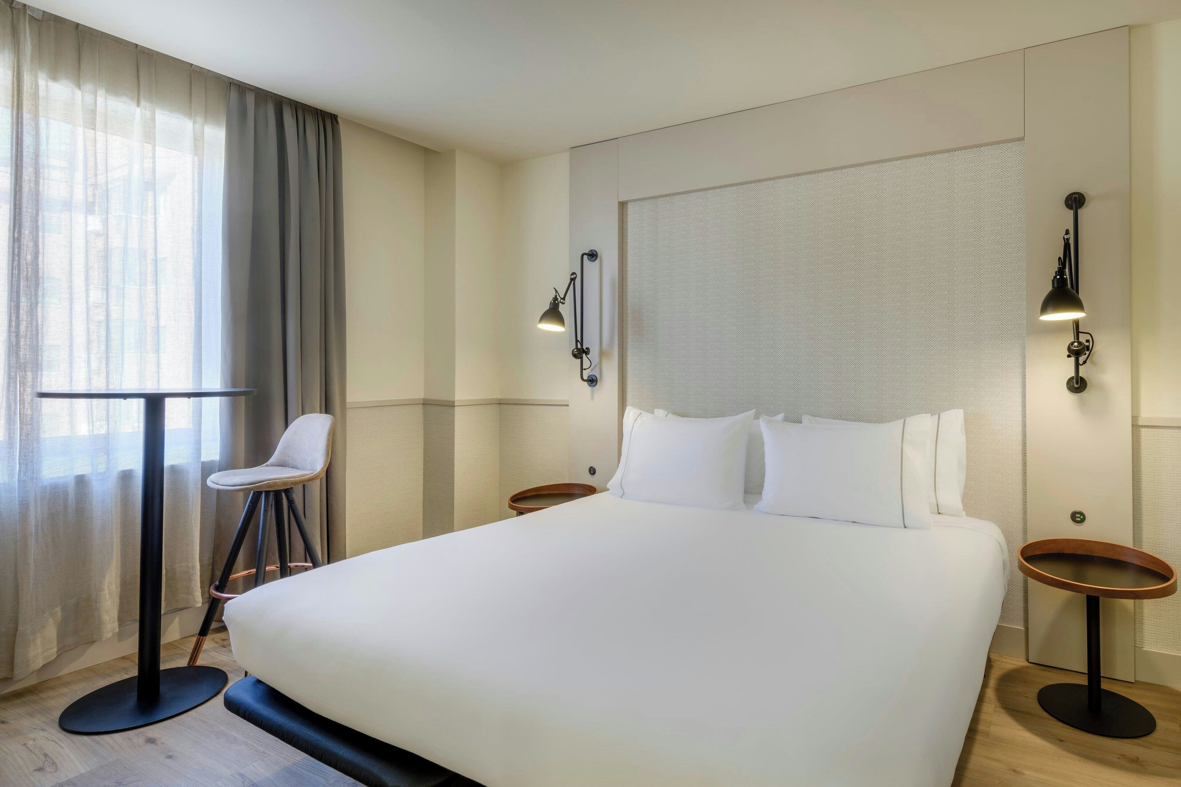Standard Room, 1 Queen Bed | Minibar, in-room safe, free WiFi, bed sheets