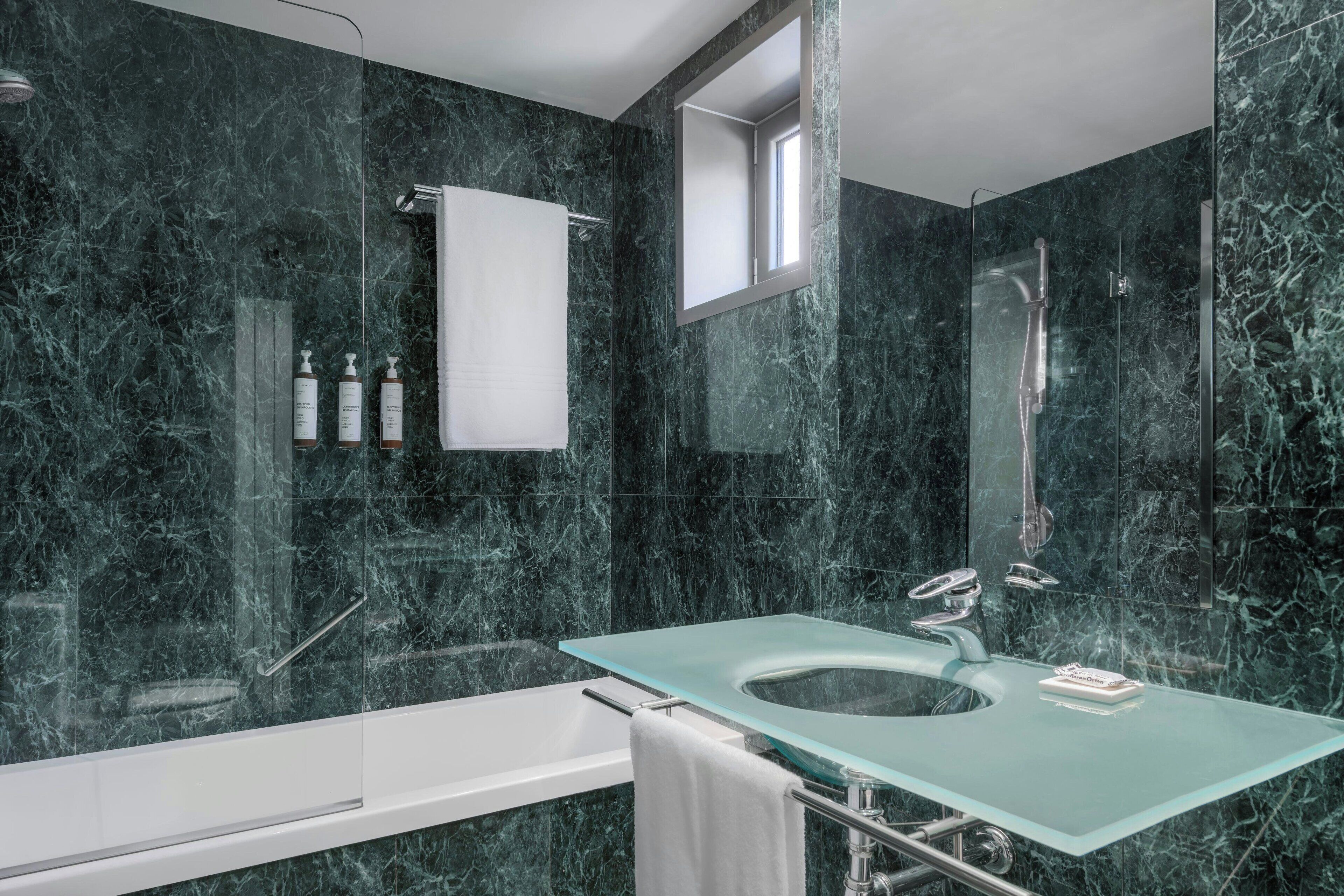 standard room, 1 queen bed, non smoking | bathroom | combined shower/bathtub, designer toiletries, hair dryer, towels