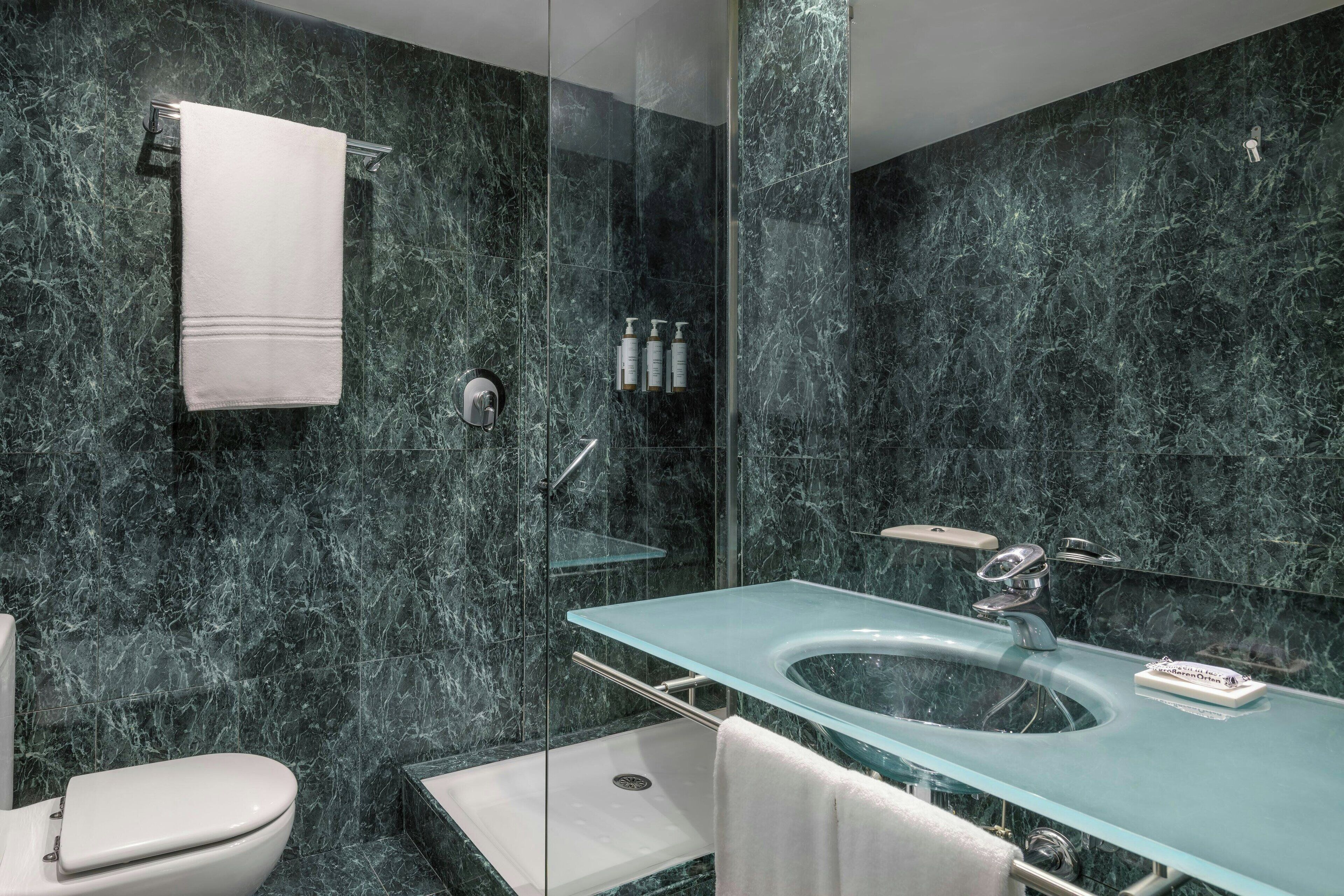 standard room, 1 queen bed, non smoking | bathroom | combined shower/bathtub, designer toiletries, hair dryer, towels