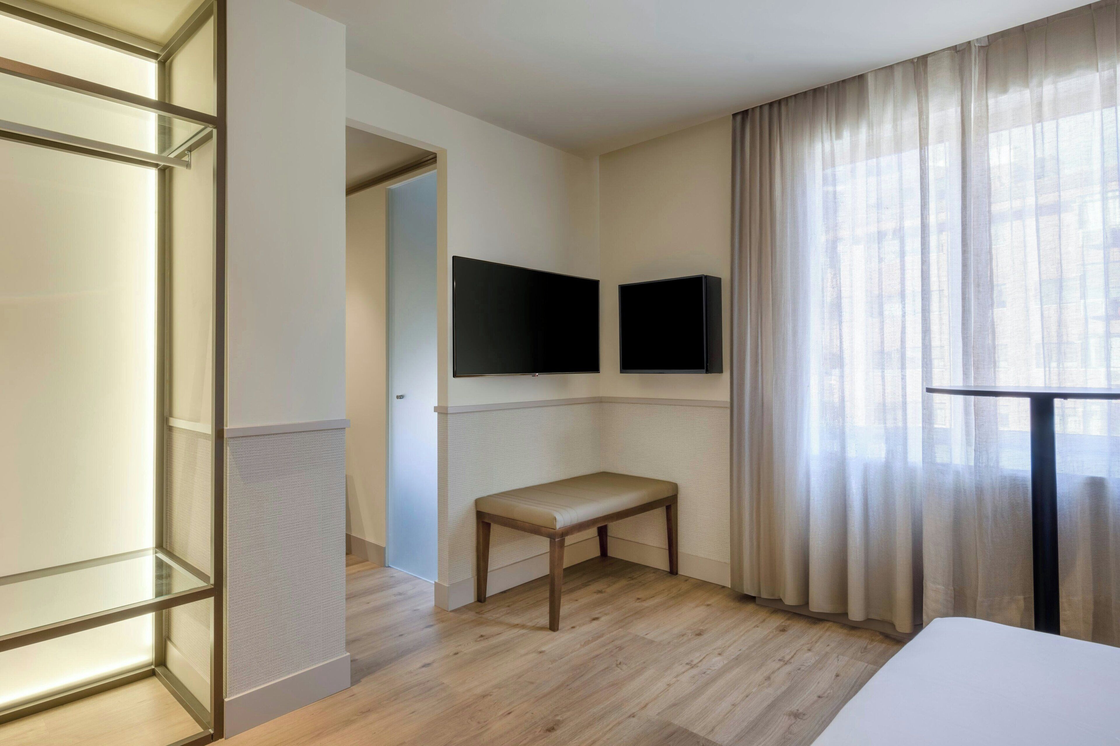 standard room, 1 queen bed, non smoking | minibar, in-room safe, free wifi, bed sheets