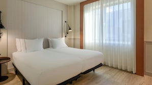 Standard Room, 2 Katil Bujang (Single) | Bar mini, peti besi dalam bilik, Wi-fi percuma, cadar katil 