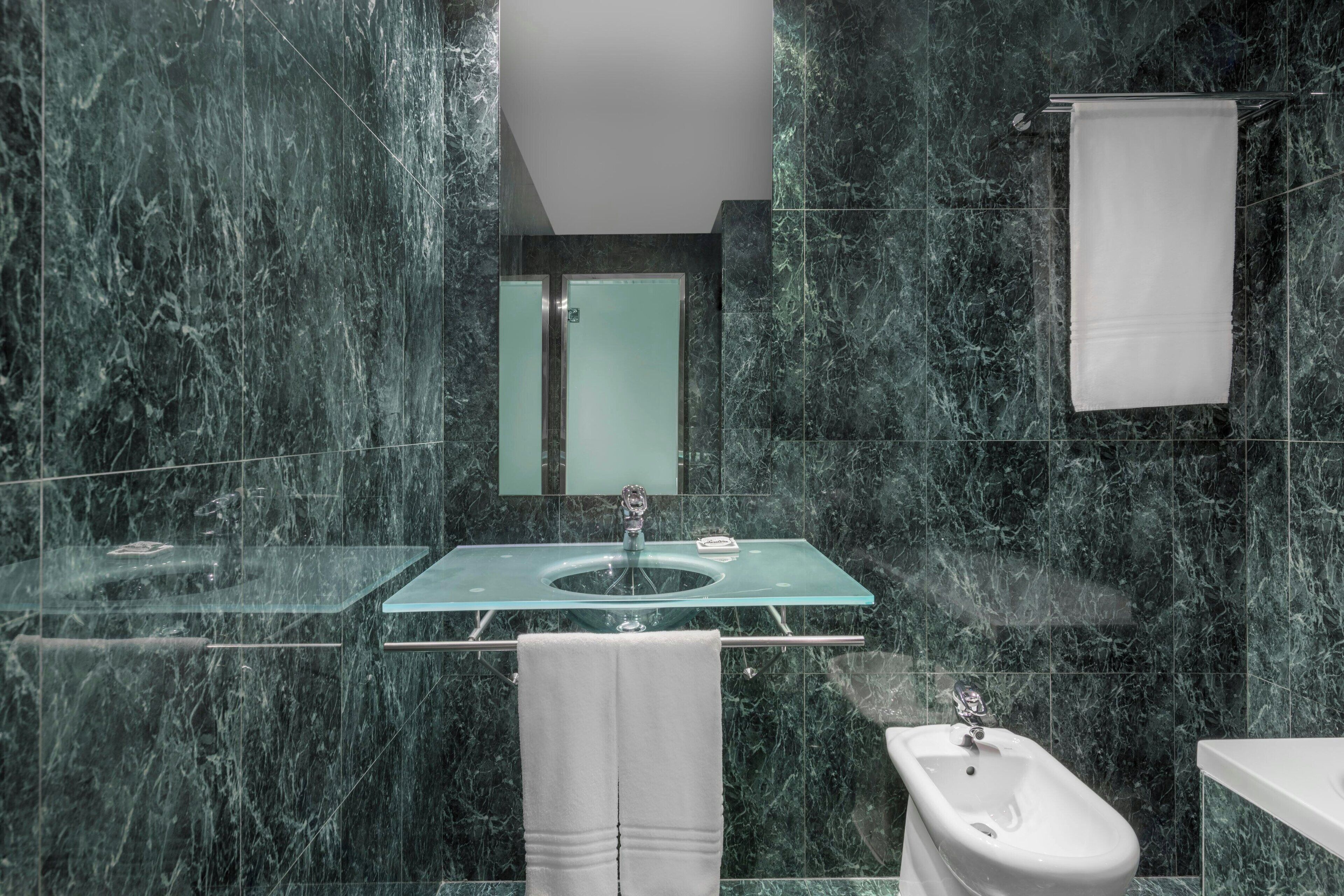 room, 1 single bed, non smoking | bathroom | combined shower/bathtub, designer toiletries, hair dryer, towels