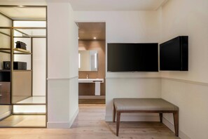 Standardzimmer, 1 Queen-Bett | Minibar, Zimmersafe, kostenloses WLAN, Bettwäsche