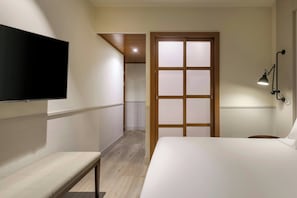 Standardzimmer, 1 Queen-Bett | Minibar, Zimmersafe, kostenloses WLAN, Bettwäsche