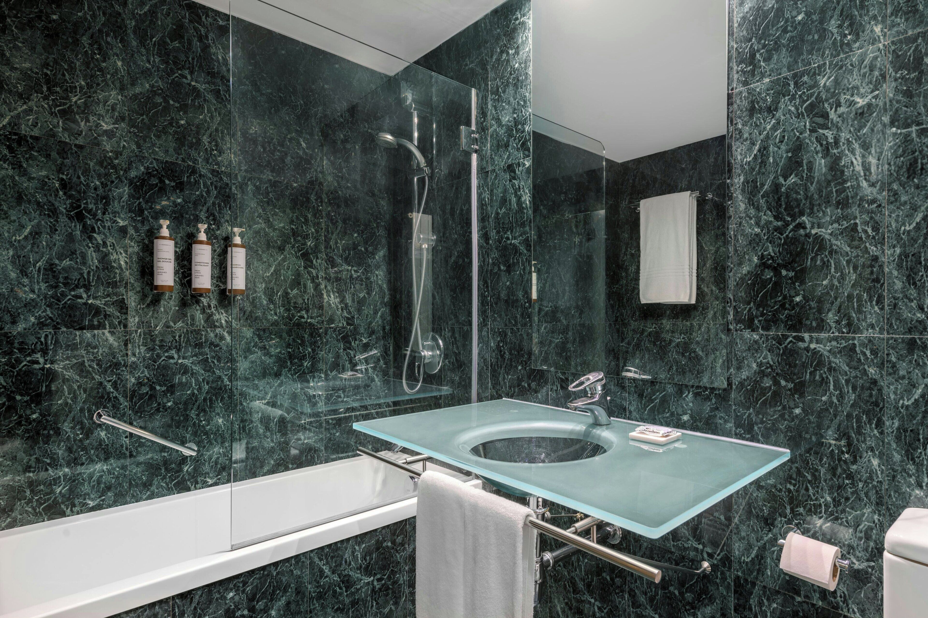 standard room, 1 queen bed, non smoking | bathroom | combined shower/bathtub, designer toiletries, hair dryer, towels