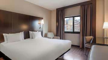 Ropa de cama hipoalergénica, edredones de plumas, minibar y caja fuerte