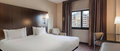 Allergitestet sengetøy, dundyner, minibar og safe på rommet