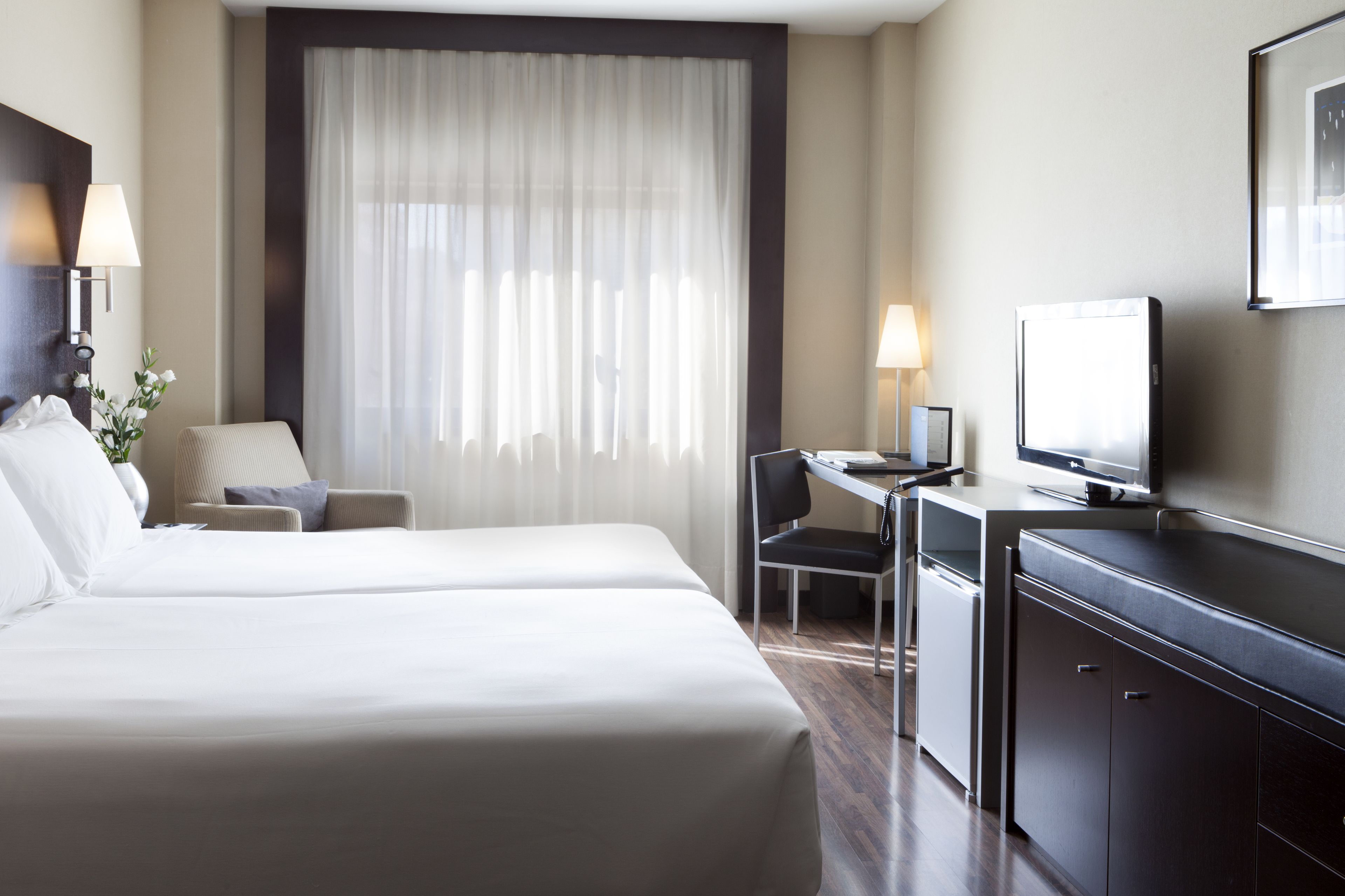 standard room, 1 queen bed | hypo-allergenic bedding, down duvets, minibar, in-room safe