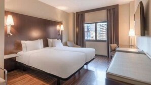 A hotel room with a large bed, two bedside tables, a desk, and a chair. - AC Hotel Zamora by Marriott (Zamora)