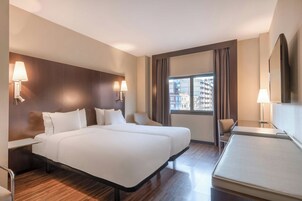 Ropa de cama hipoalergénica, edredones de plumas, minibar y caja fuerte