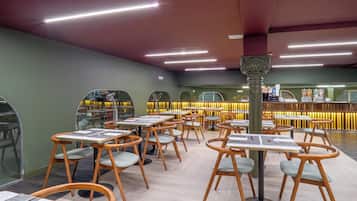 Tägliches Frühstücksbuffet gegen Gebühr