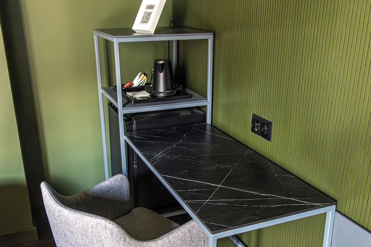 Minibar, una cassaforte in camera, una scrivania, postazione laptop