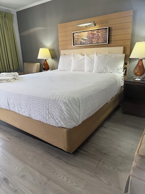 Chambre, 1 trĂšs grand lit, non-fumeurs | Bureau, rideaux occultants, fer et planche Ă repasser, Wi-Fi gratuit