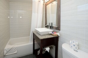 Amenidades de baño gratuitas, secadora de cabello, toallas 