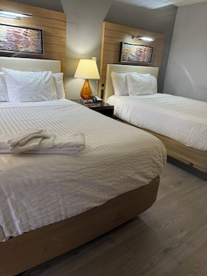Phòng, 2 giường đôi, không hút thuốc | Bàn, màn/rèm cản sáng, bàn ủi/dụng cụ ủi quần áo