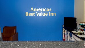 Una reception con una parete blu e la scritta "Americas Best Value Inn".