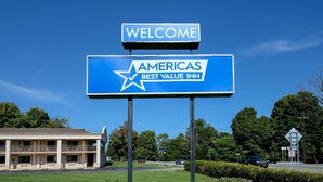 Un cartello per Americas Best Value Inn, con la scritta 'Benvenuti'.