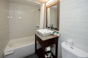 Kostenlose Toilettenartikel, Haartrockner, Handtücher