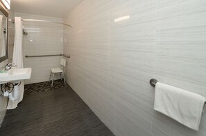 Articles de toilette (gratuits), séchoir à cheveux, serviettes fournies