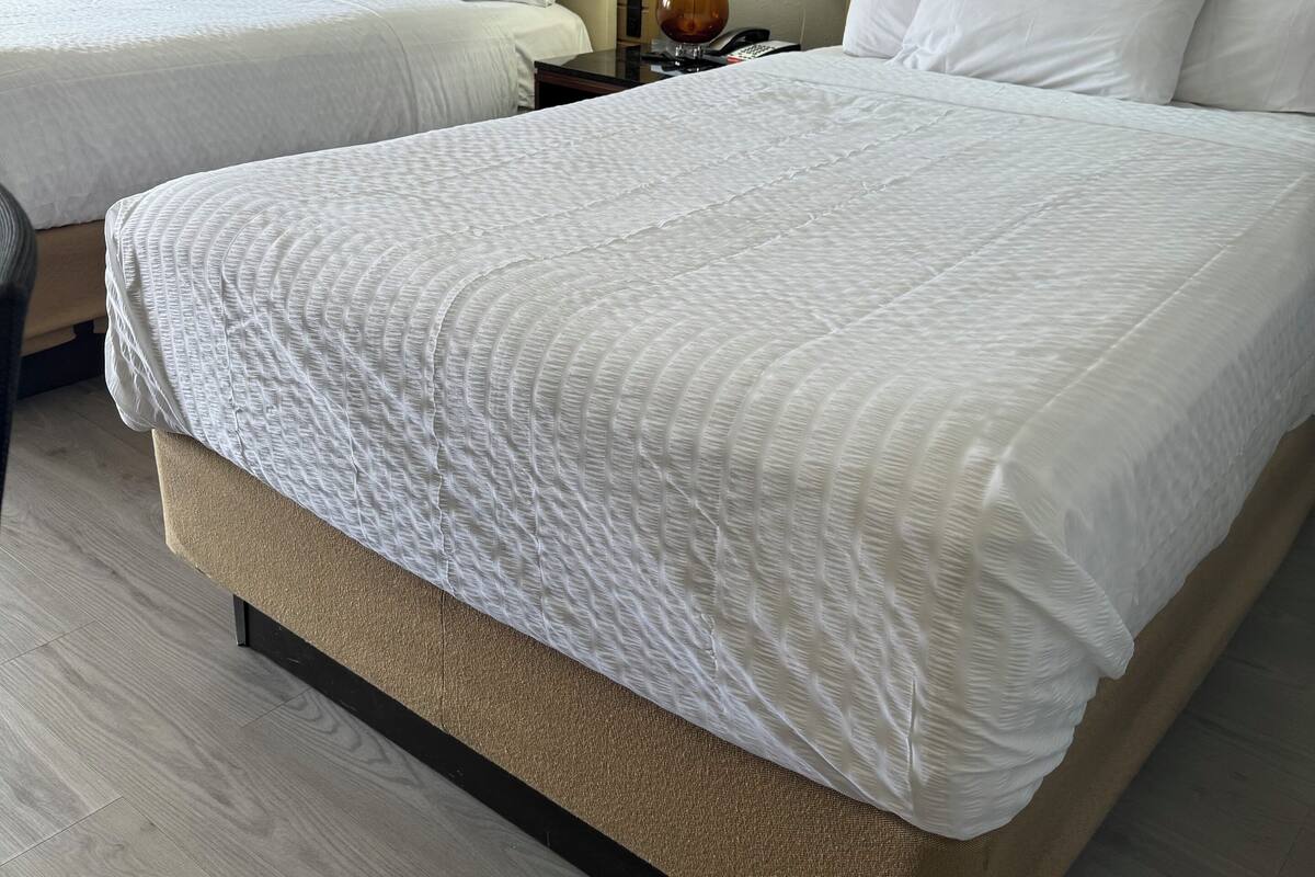 Escritorio, cortinas blackout y tabla de planchar con plancha 