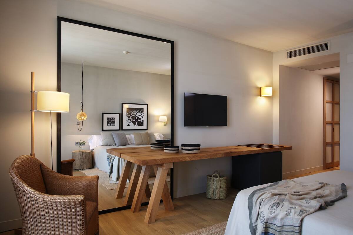 Minibar, safe på rommet, wi-fi (inkludert) og sengetøy