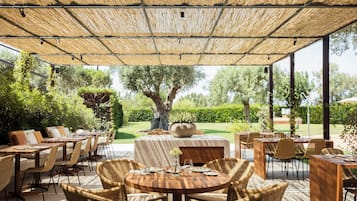 Bar en bord de piscine