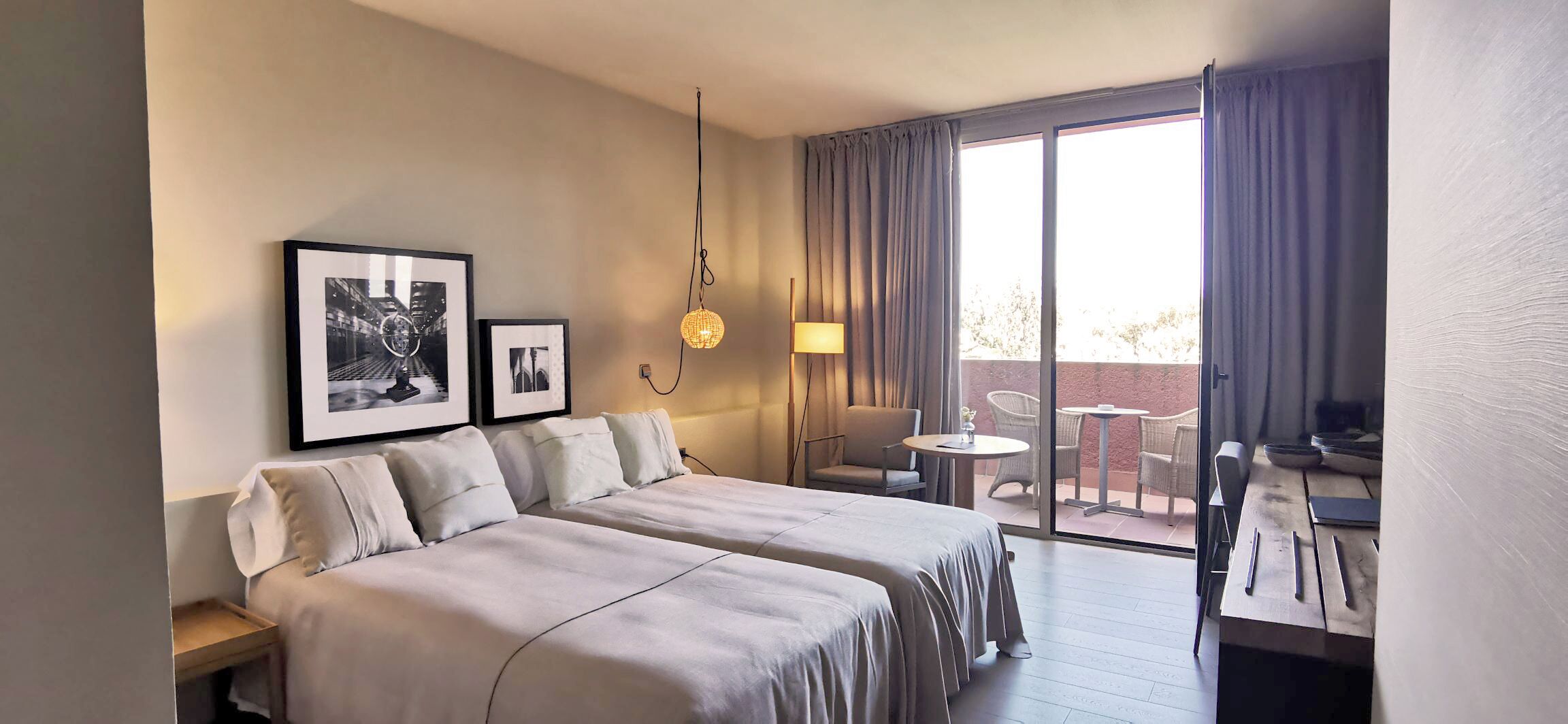 Minibar, brankas, Wi-Fi gratis, dan seprai linen