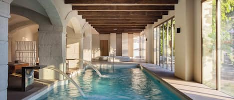 Een sauna, een bubbelbad, een Turks bad/hammam, lichaamsbehandelingen