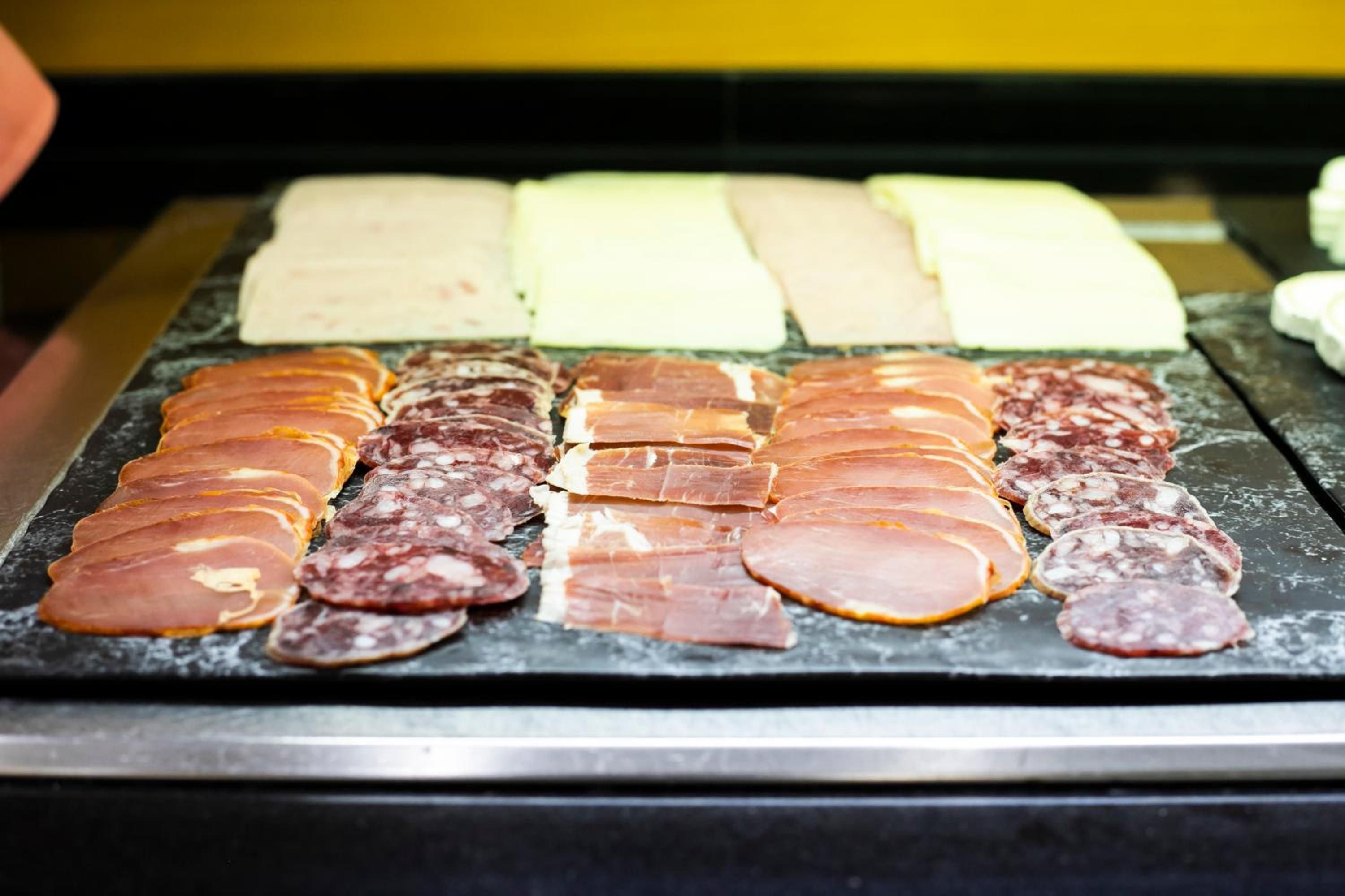 Diversas rebanadas de carne expuestas sobre una superficie plana.