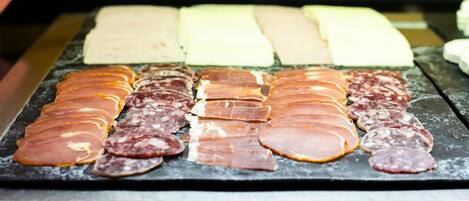 Diversas rebanadas de carne expuestas sobre una superficie plana.