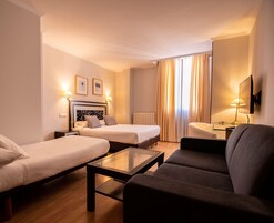 高级三人房 | 迷你吧、客房内保险箱、办公桌、隔音