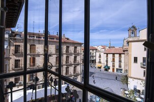 迷你吧、客房内保险箱、办公桌、隔音