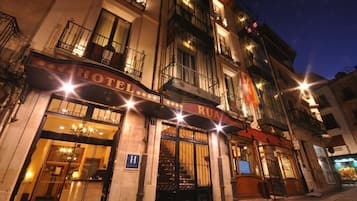 Voorkant accommodatie - avond/nacht