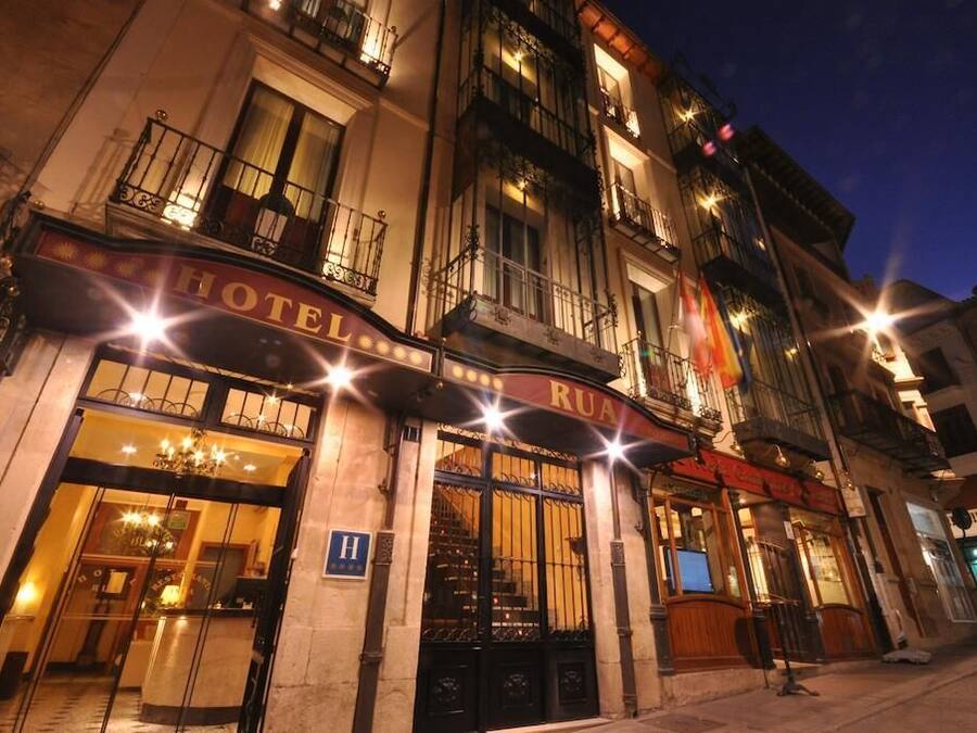 Fachada de la propiedad por la tarde o noche