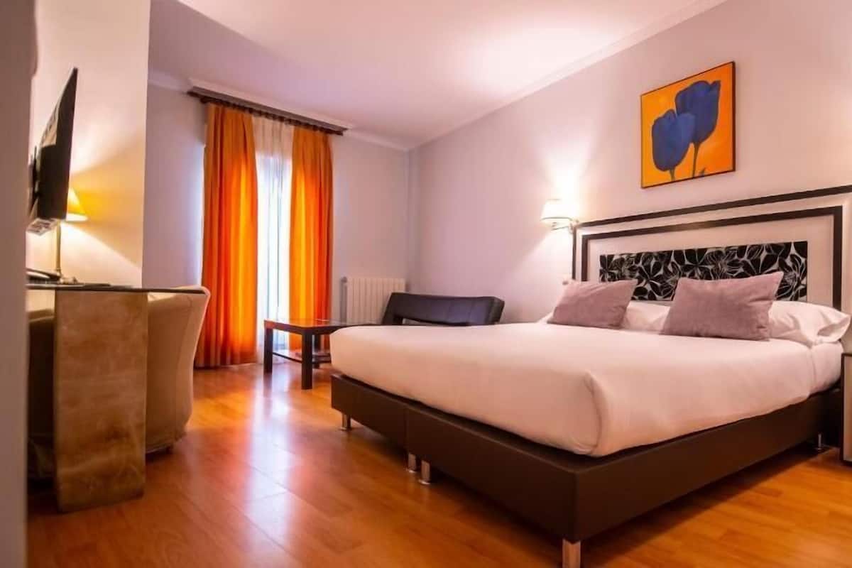 Minibar, in-room safe, desk, soundproofing