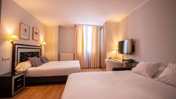 Basic Room, 1 Queen Bed with Sofa bed | Minibar, in-room safe, desk, soundproofing